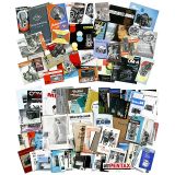 大量关于照相机的商品目录,手册和传单